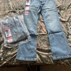 Wrangler Men's Light Blue Relaxed Jeans